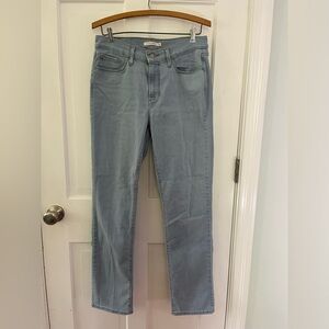 Levis Classic Straight in Light Wash Size 8